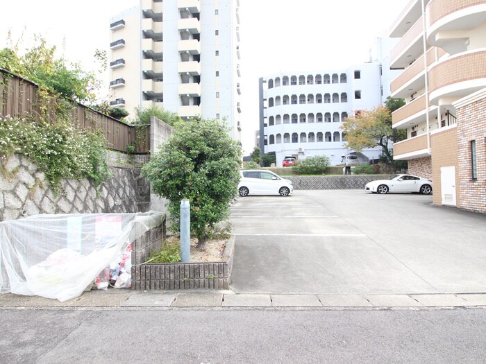 物件外観写真3　(駐車場)