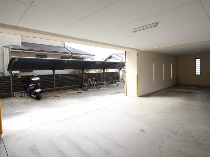 物件外観写真4　(駐輪場)