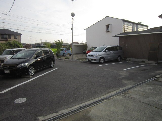 物件外観写真3　(駐車場)