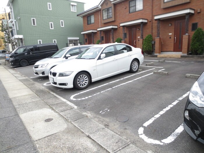 物件外観写真5　(駐車場)