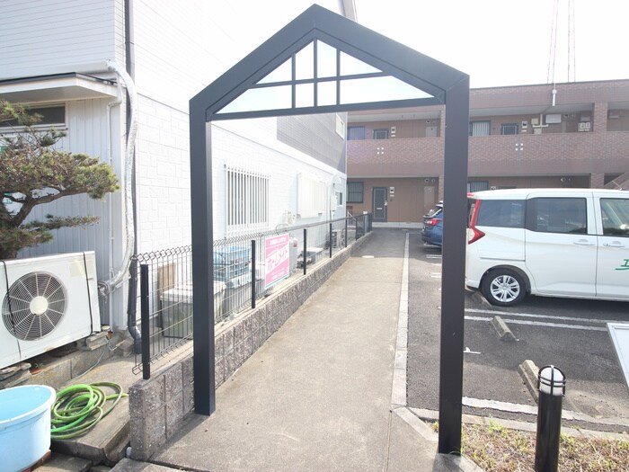 物件外観写真6　(エントランス部分)