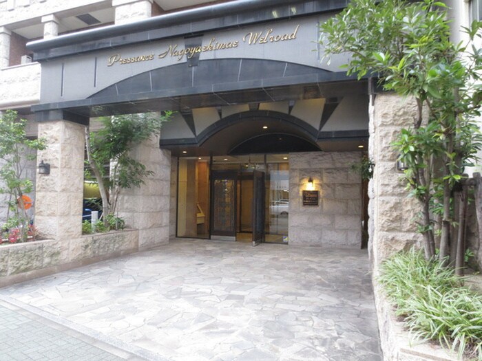 物件外観写真2　(エントランス部分)