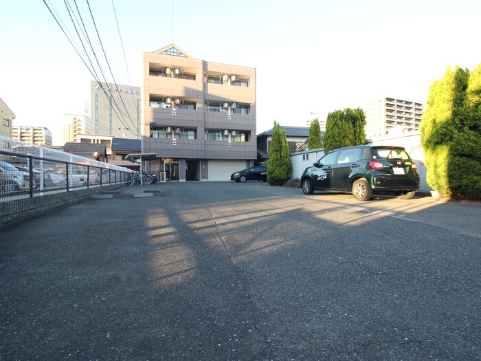 物件外観写真6　(駐車場)