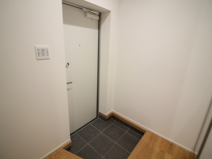 物件内観写真13　(玄関)