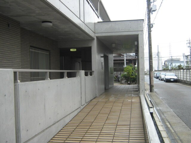 物件外観写真2　(エントランス部分)