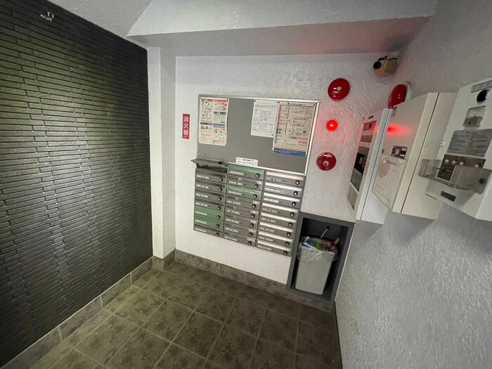 物件外観写真3　(エントランス部分)