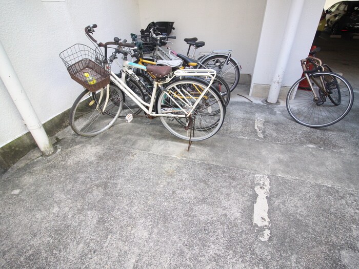 物件外観写真4　(駐輪場)
