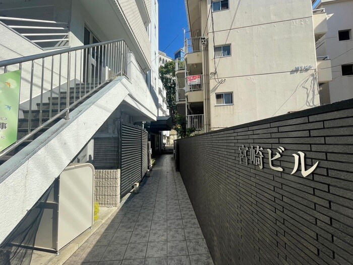 物件外観写真6　(エントランス部分)