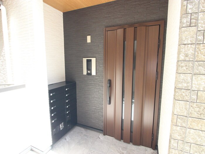 物件外観写真4　(エントランス部分)