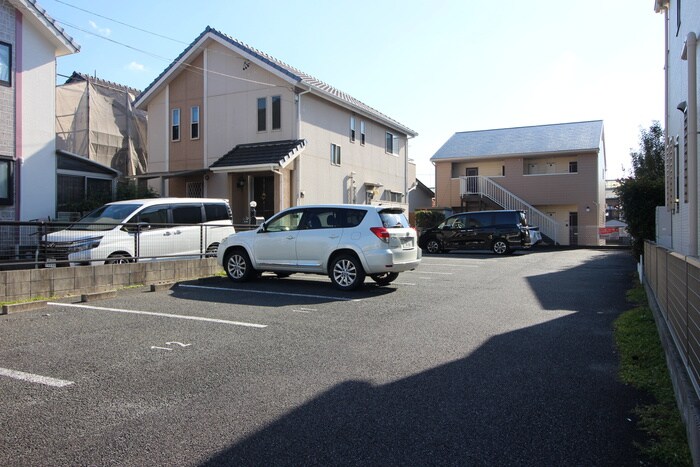 物件外観写真3　(駐車場)