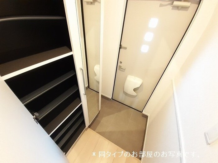 物件内観写真4　(玄関)