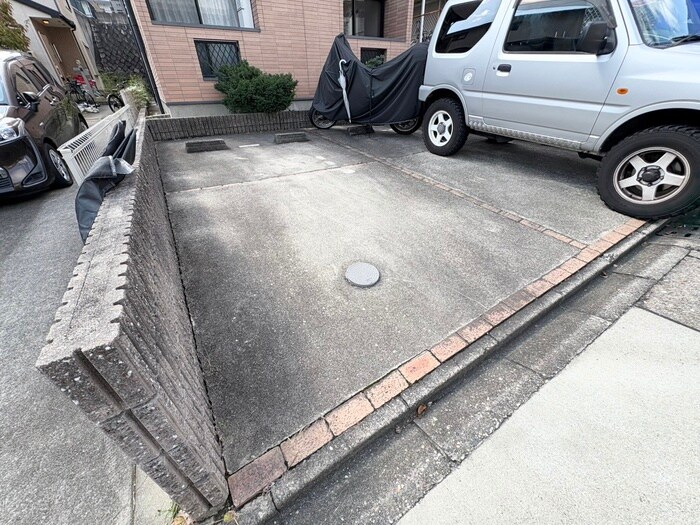 物件外観写真4　(駐車場)