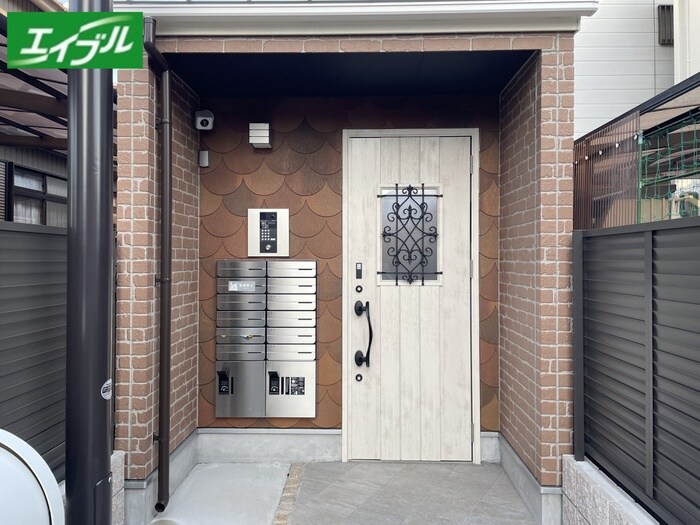 物件外観写真2　(エントランス部分)