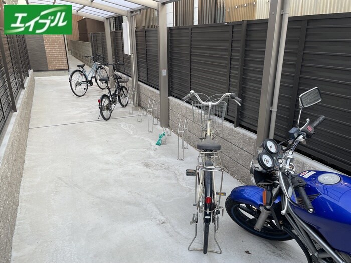 物件外観写真3　(駐輪場)