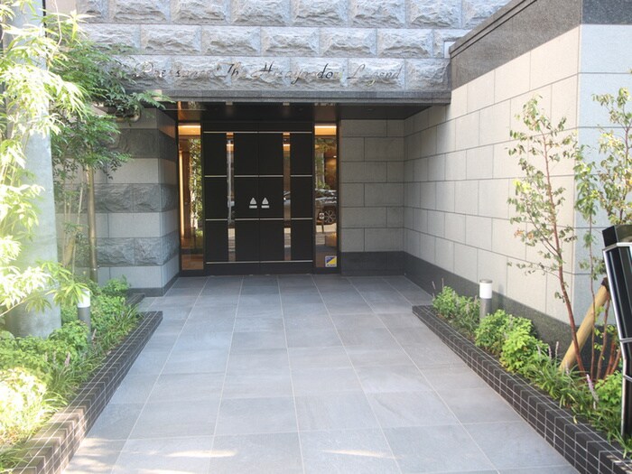 物件外観写真3　(エントランス部分)