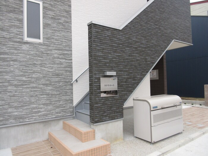 物件外観写真5　(エントランス部分)