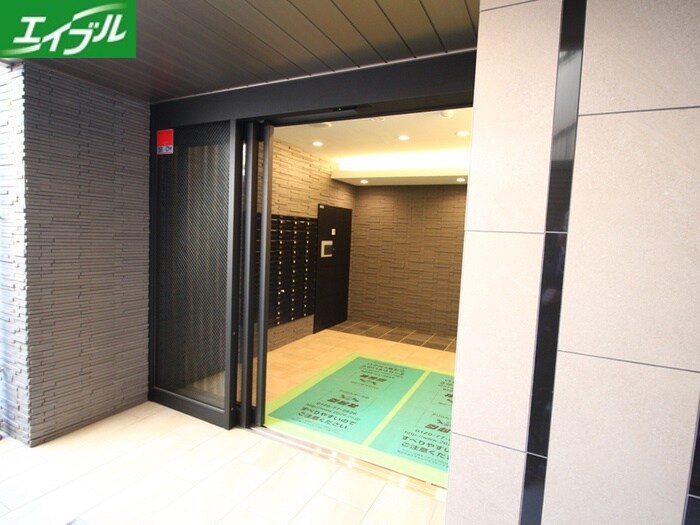 物件外観写真2　(エントランス部分)