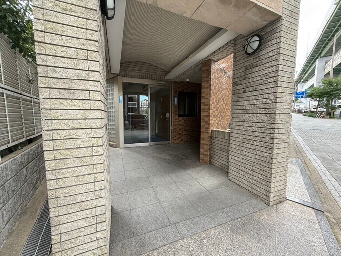物件外観写真3　(エントランス部分)