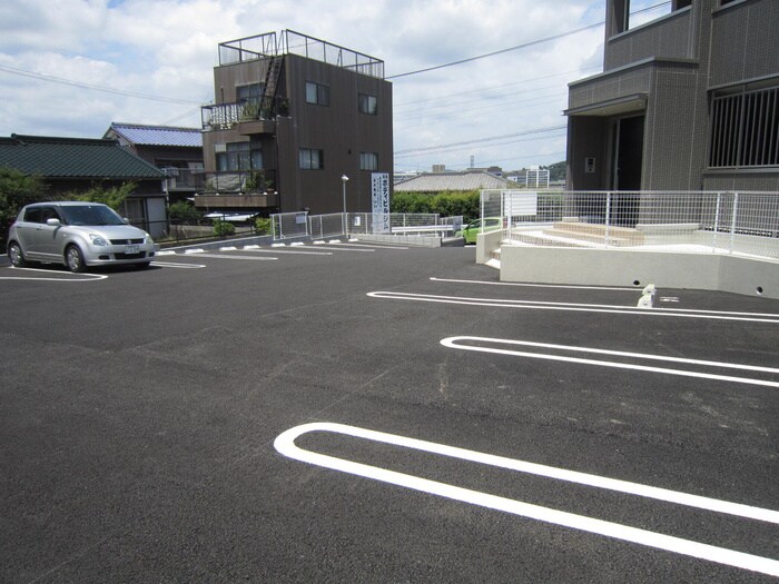 物件外観写真5　(駐車場)