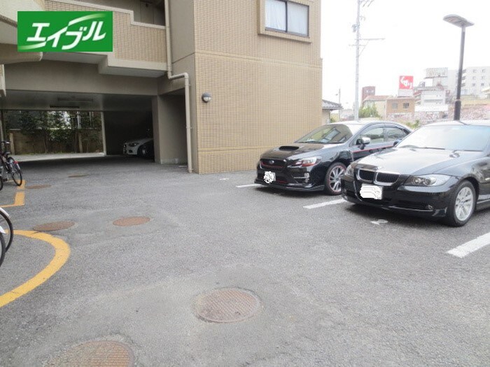 物件外観写真3　(駐車場)