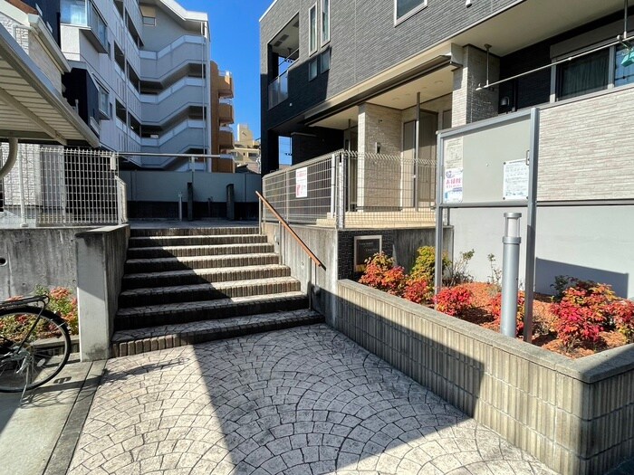 物件外観写真2　(エントランス部分)