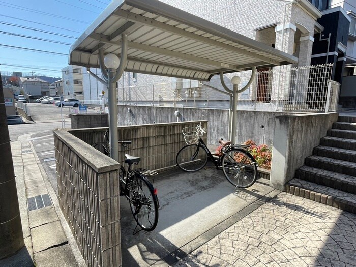 物件外観写真3　(駐輪場)