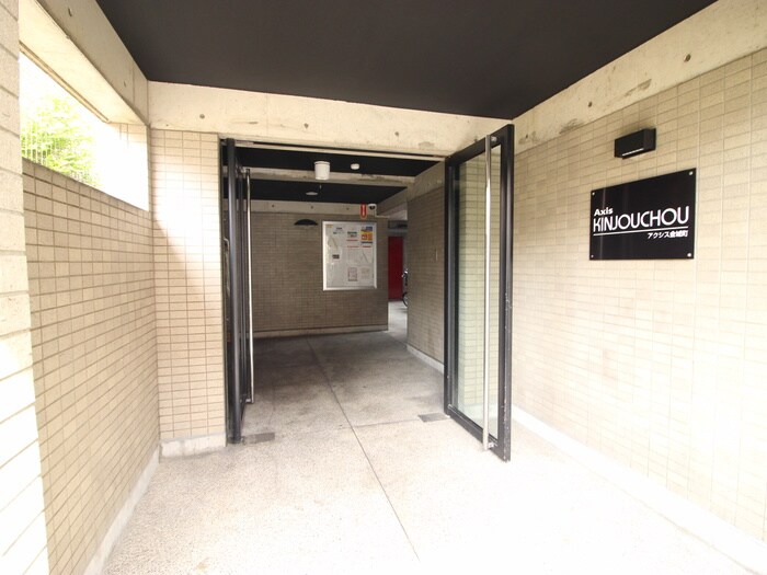 物件外観写真2　(エントランス部分)