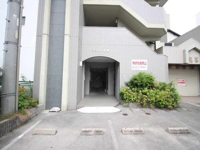 物件外観写真2　(エントランス部分)