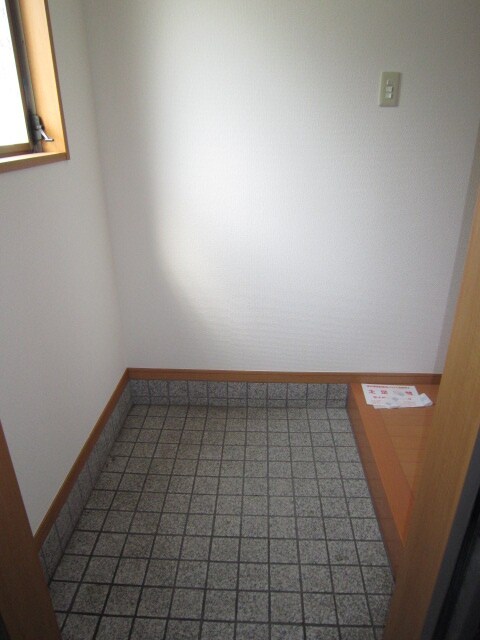物件内観写真4　(玄関)