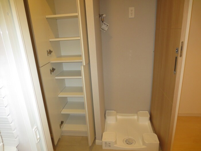 物件内観写真16　(洗濯機置場)