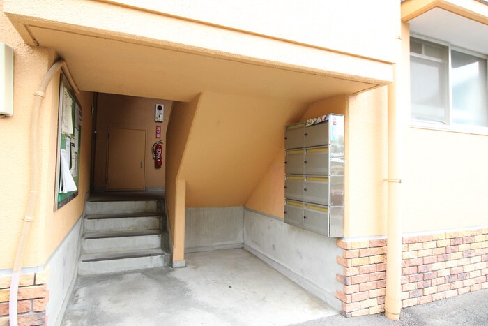 物件外観写真4　(エントランス部分)