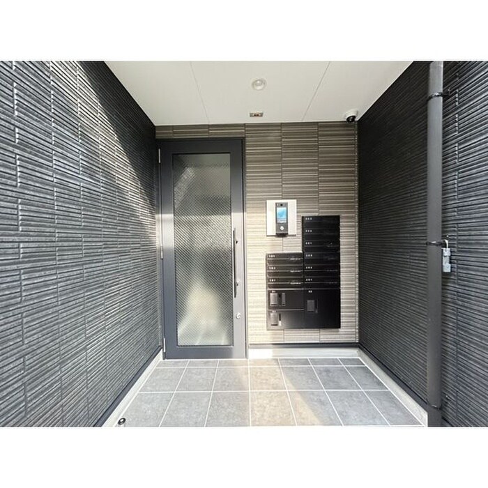 物件外観写真3　(エントランス部分)