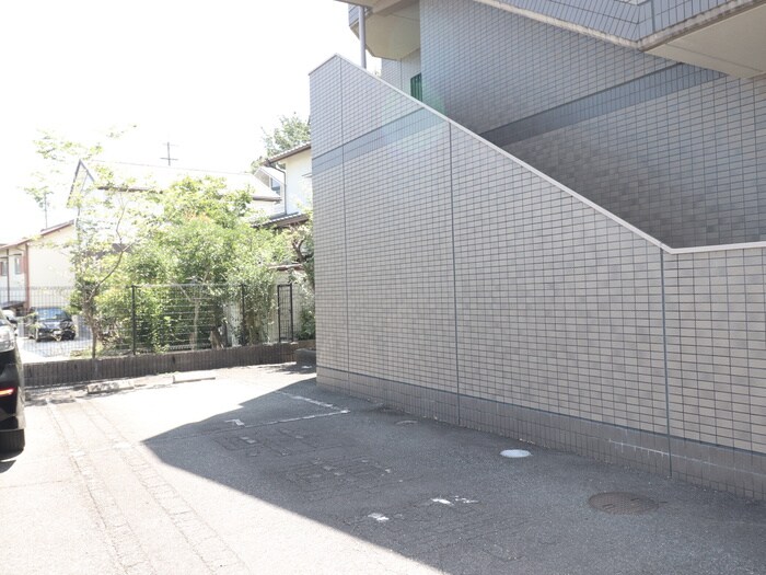 物件外観写真5　(駐車場)