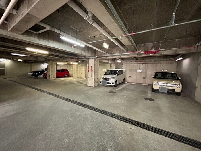 物件外観写真3　(駐車場)