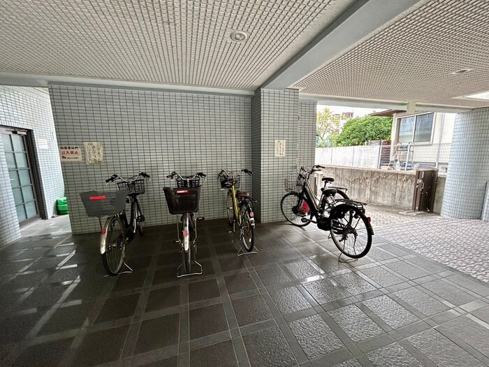 物件外観写真4　(駐輪場)