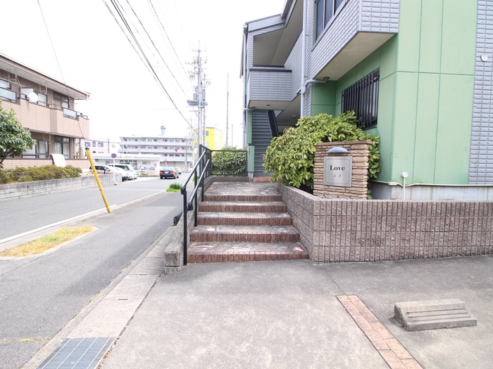 物件外観写真3　(エントランス部分)