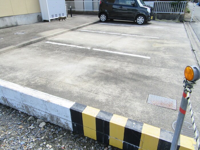 物件外観写真5　(駐車場)