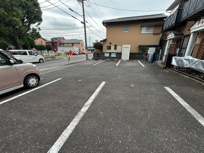 物件外観写真3　(駐車場)