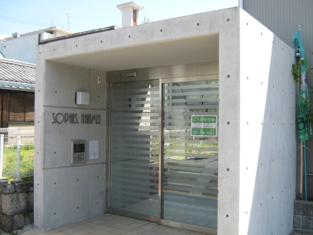 物件外観写真2　(エントランス部分)