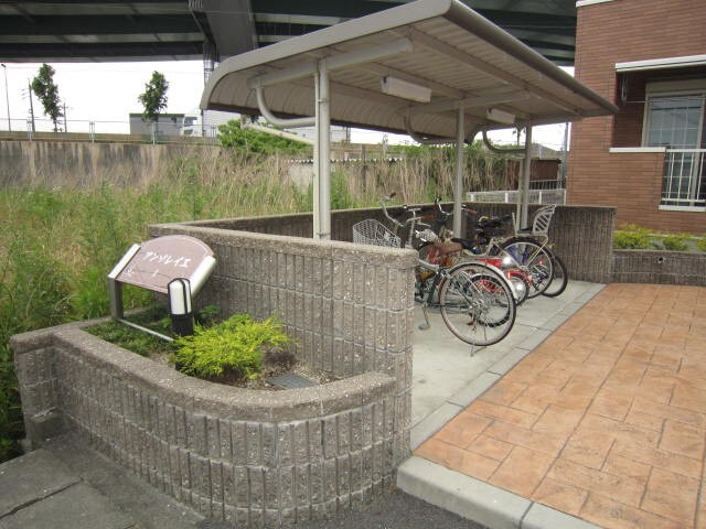 物件外観写真2　(駐輪場)