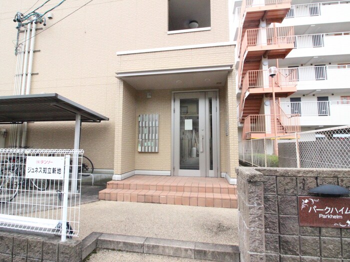 物件外観写真4　(エントランス部分)