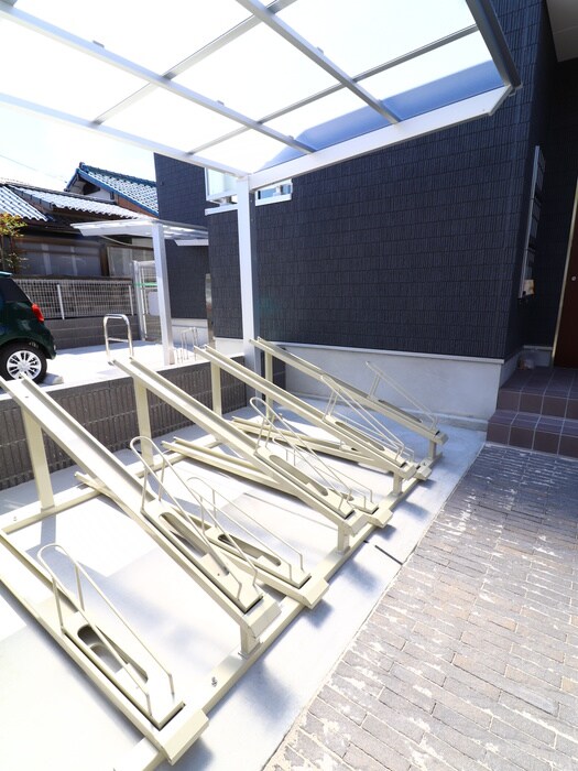 物件外観写真4　(駐輪場)