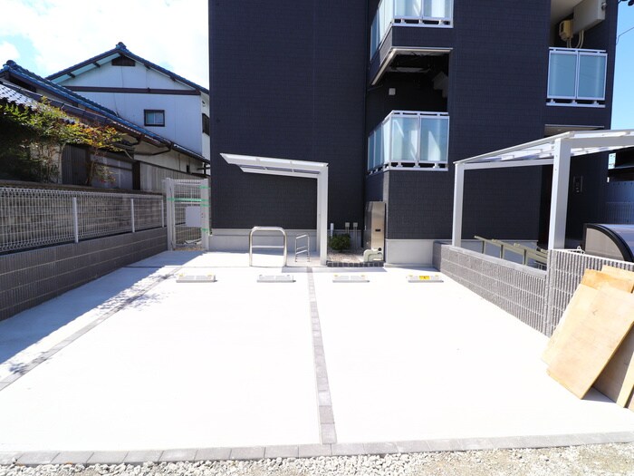 物件外観写真5　(駐車場)