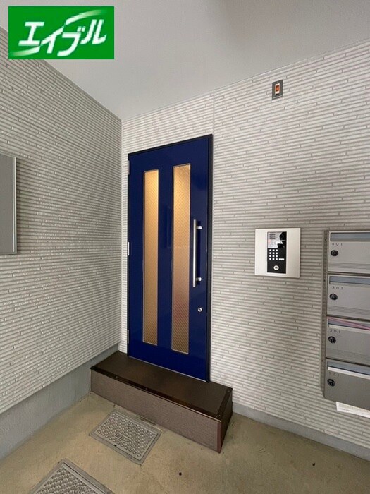 物件外観写真4　(エントランス部分)