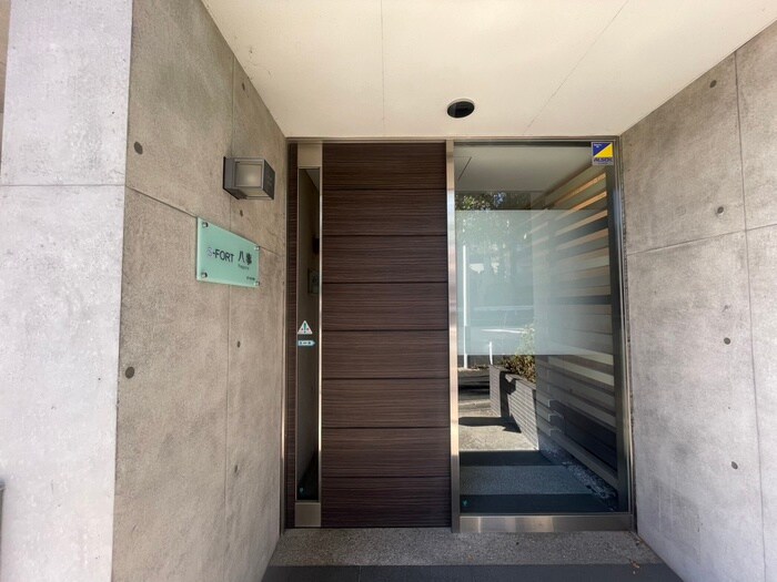 物件外観写真2　(エントランス部分)