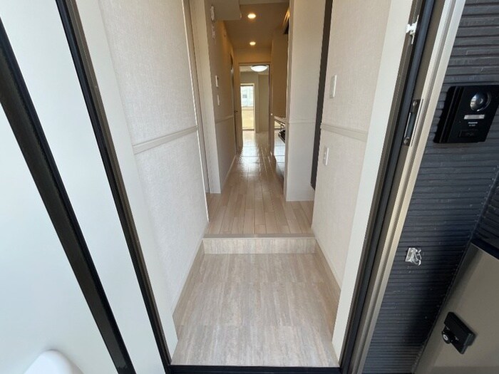 物件内観写真13　(玄関)