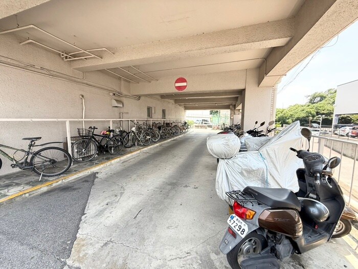 物件外観写真4　(駐輪場)