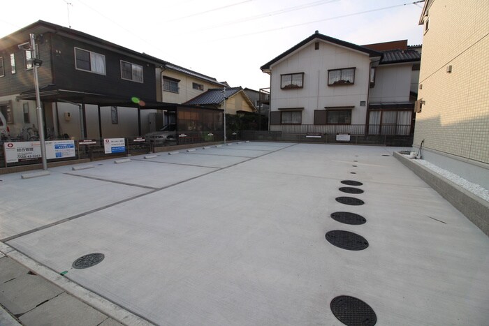 物件外観写真6　(駐車場)