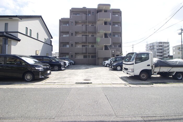 物件外観写真4　(駐車場)