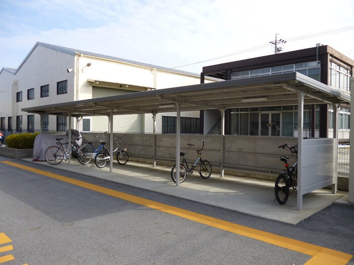 物件外観写真4　(駐輪場)